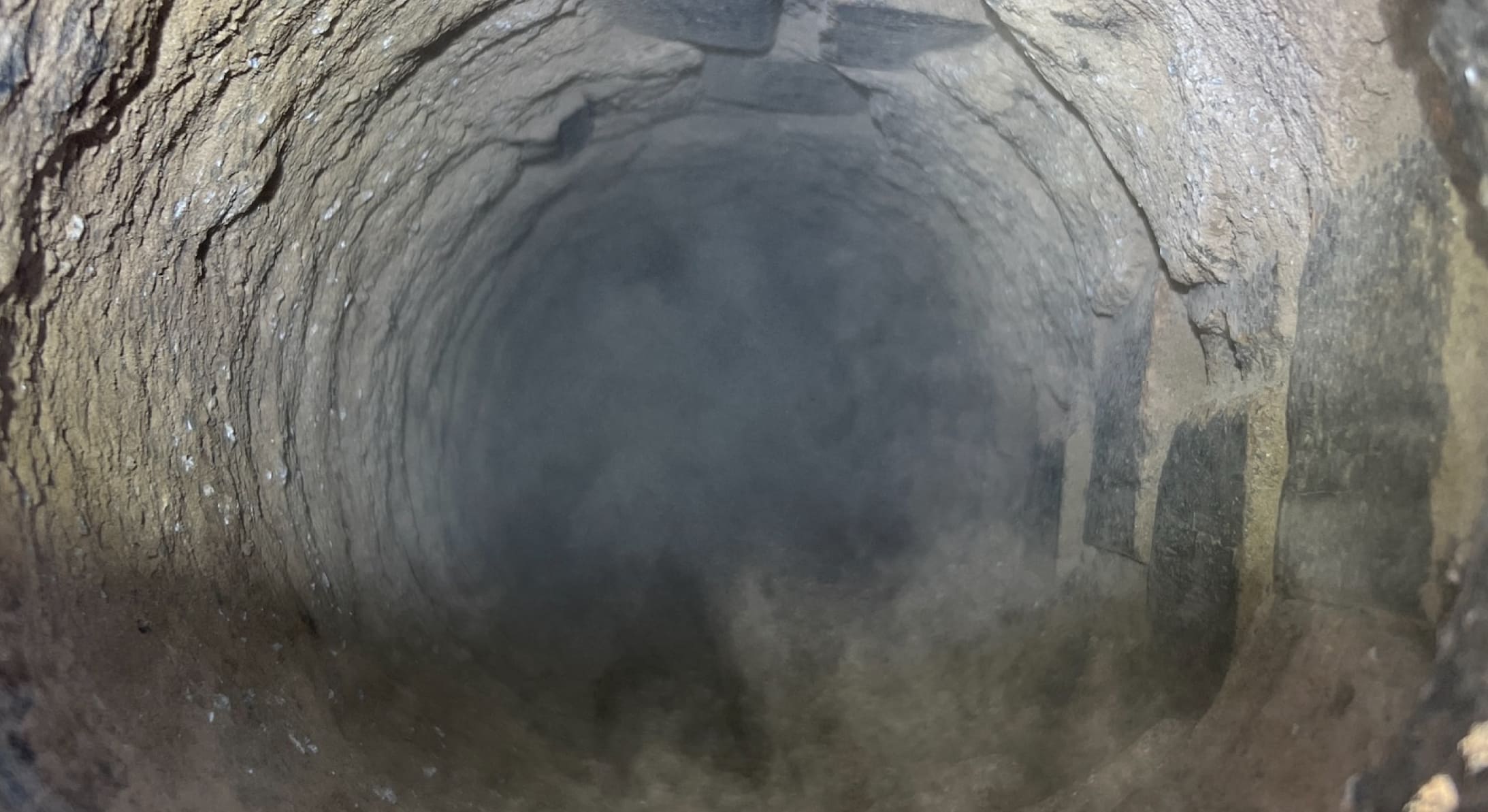 Blick auf das Kaminrohr vor der Bearbeitung