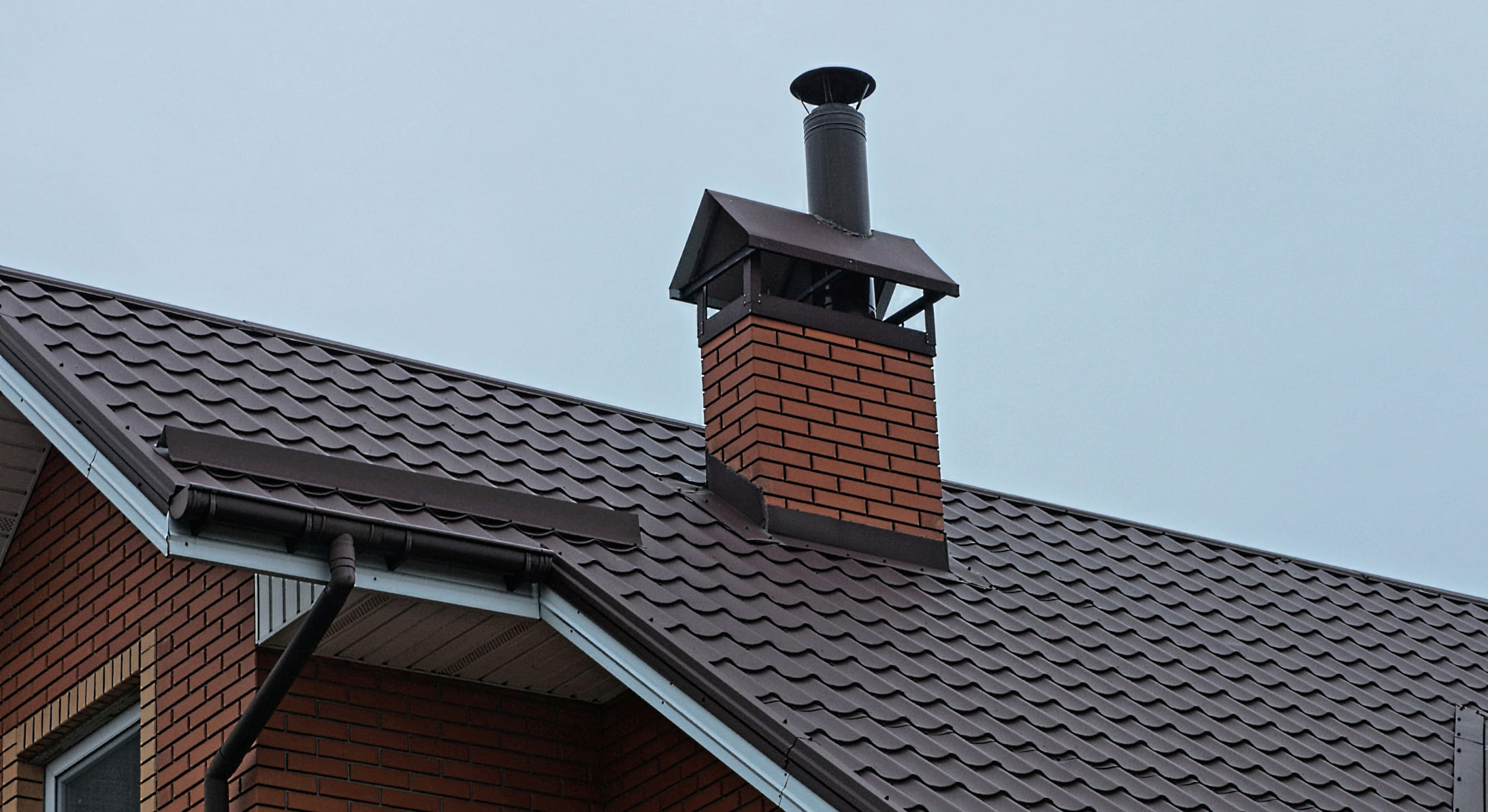 Kaminsystem auf einem Hausdach © Shutterstock.com