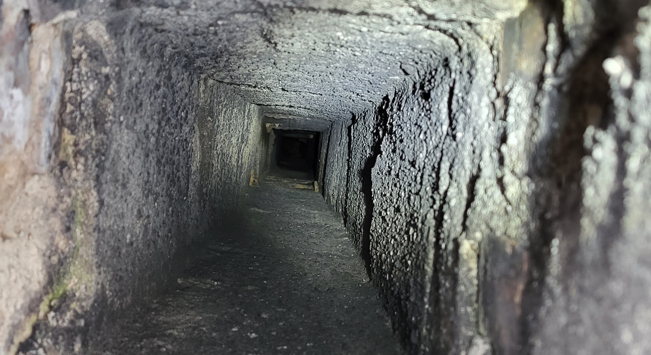 Blick auf das Kaminrohr vor der Bearbeitung