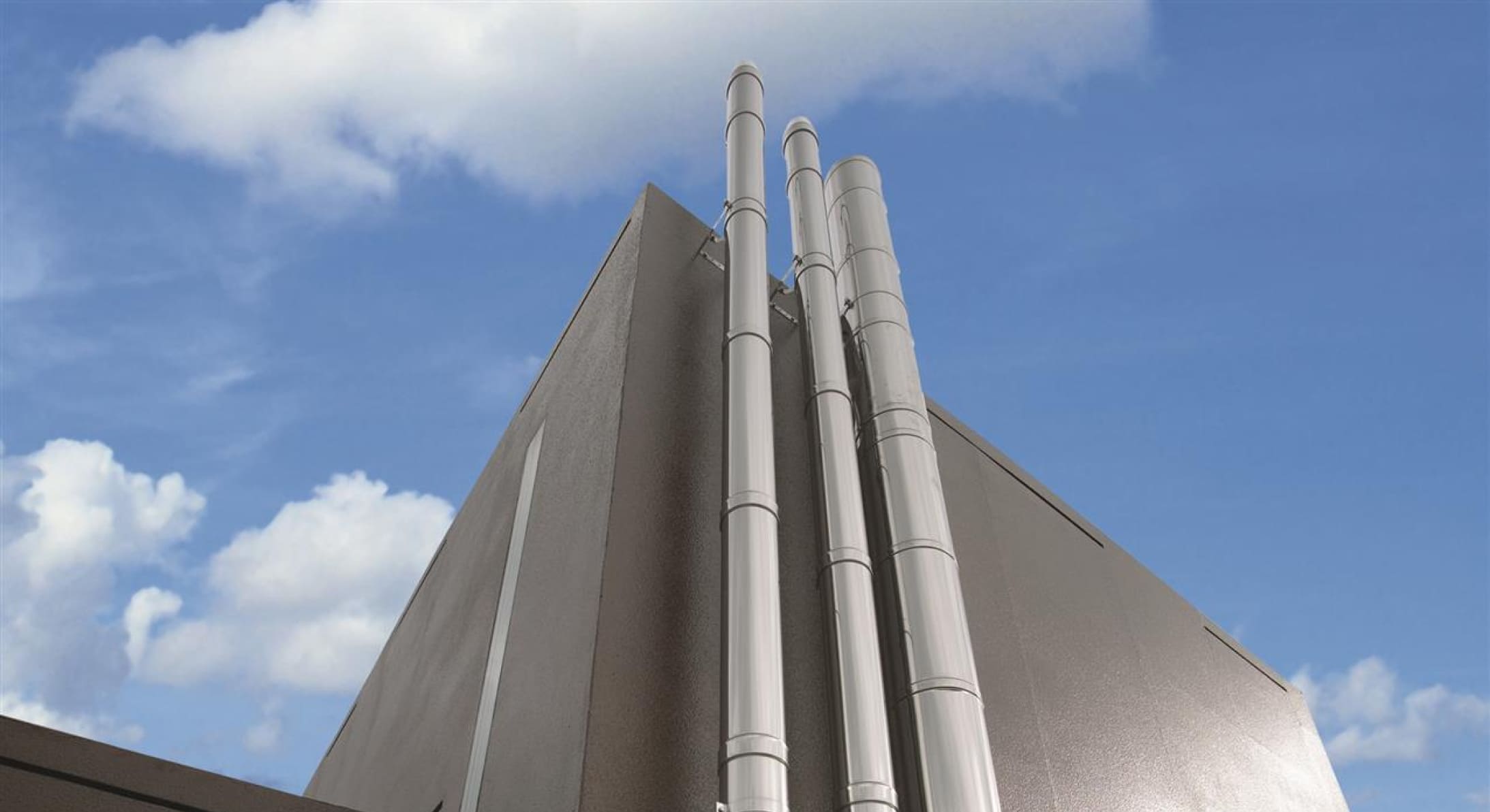 Moderne Architektur mit Schiedel Edelstahlkamin – Eleganz und Effizienz vereint © Schiedel