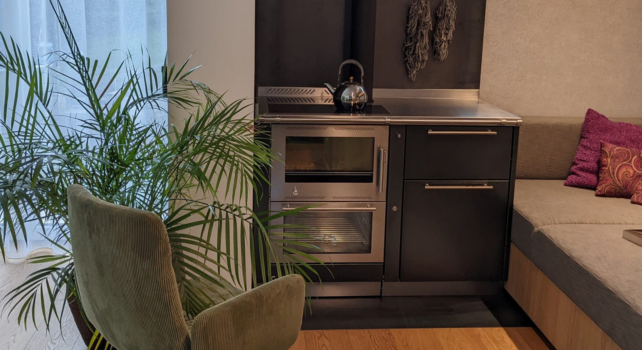 Ein stilvoller Küchenherd im zeitgenössischen Design, integriert in eine schlichte und elegante Einrichtung © Greithwald 