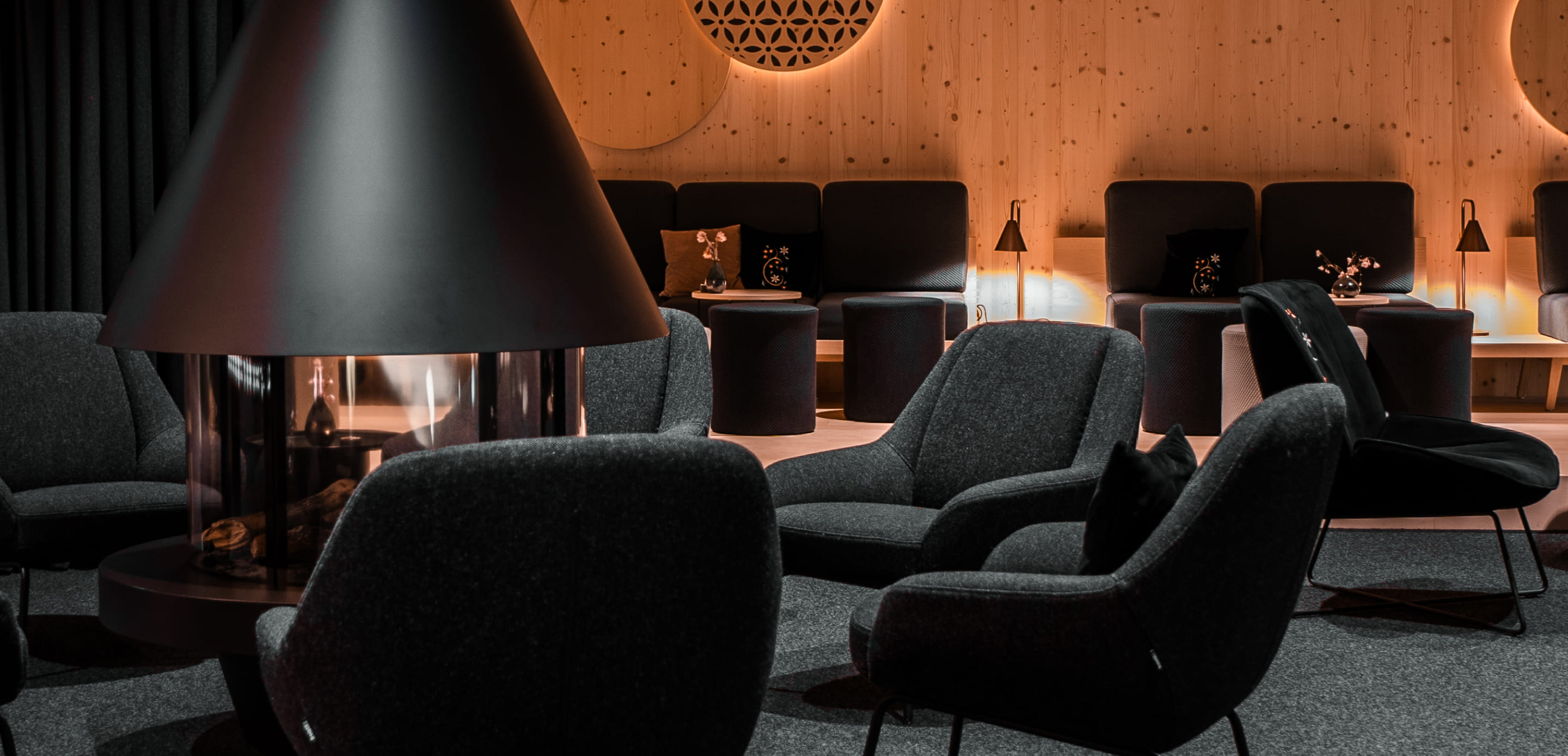 Montierung eines Designkamins in einem Hotel in Montafon © Alpstein Architekten GmbH, Hotel Amrai Suites