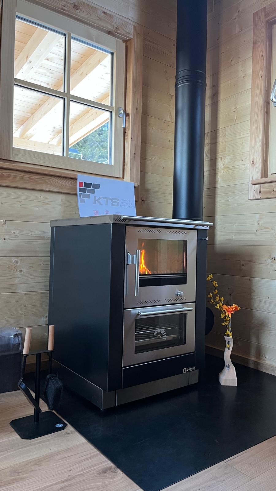 Montage eines Doppelwandkamin auf einer Jagdhütte in Österreich