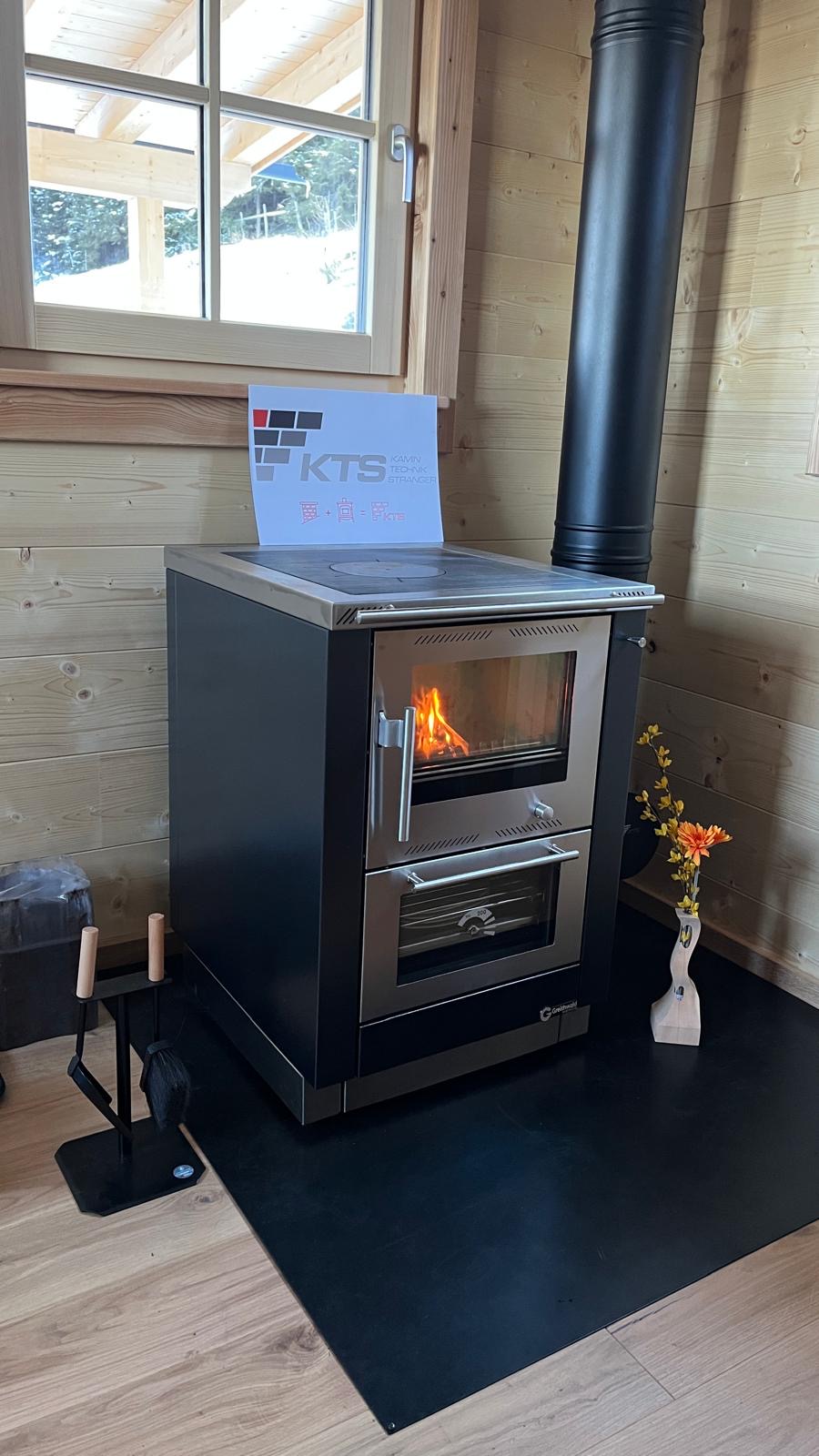 Montage eines Doppelwandkamin auf einer Jagdhütte in Österreich