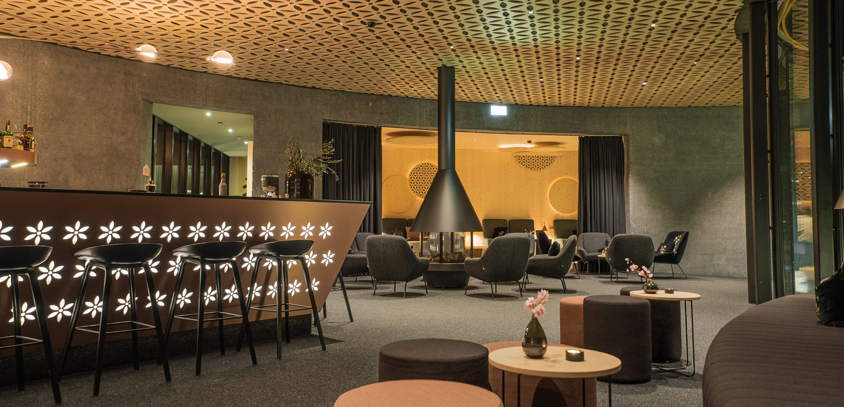 Referenz eines Designkamins von KTS Kamintechnik Stranger in einem Hotel in Schruns © Alpstein Architekten GmbH, Hotel Amrai Suites 