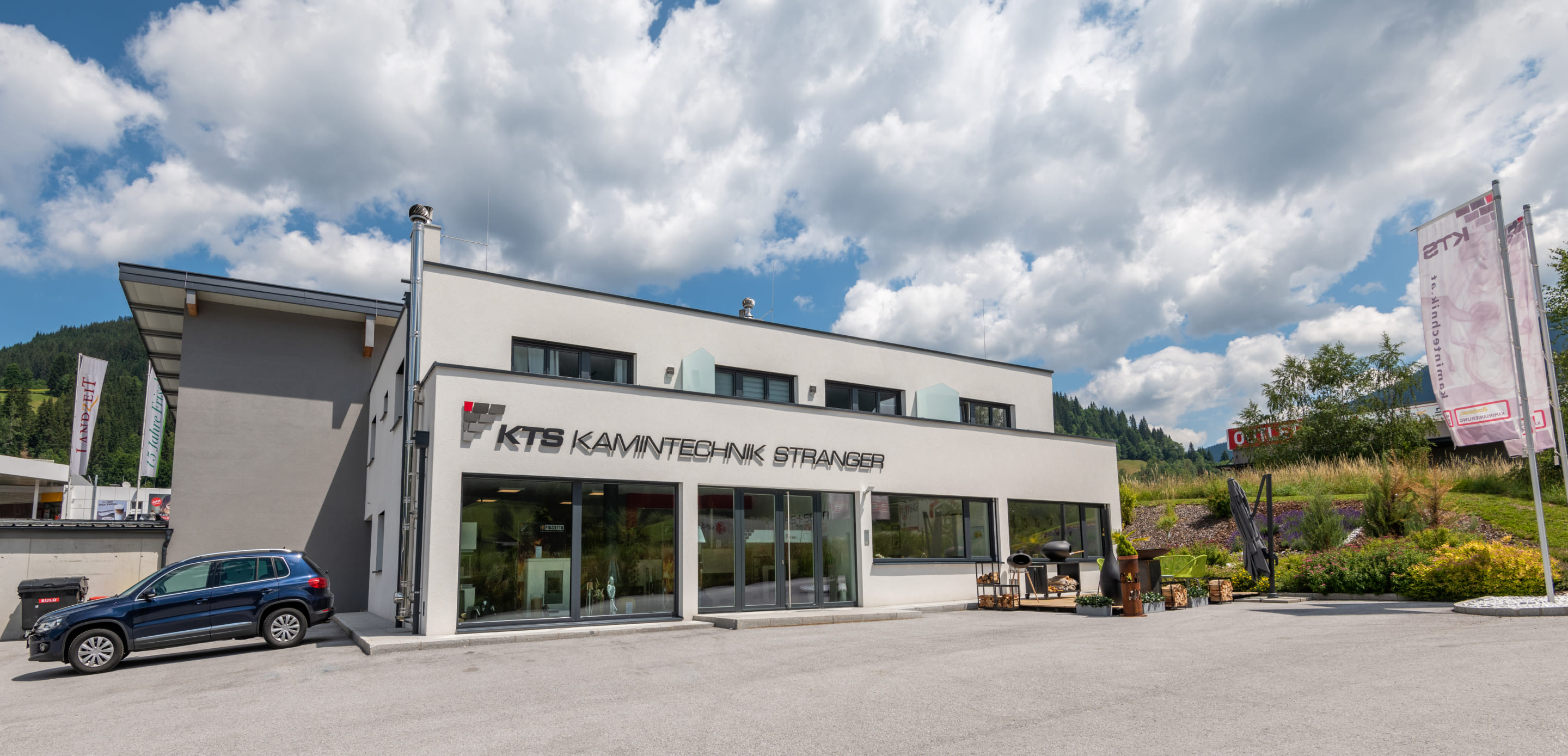 Modernes Hauptquartier von KTS Kamintechnik Stranger - Kamine und Öfen kaufen in Salzburg © Lorenz Masser Fotografie