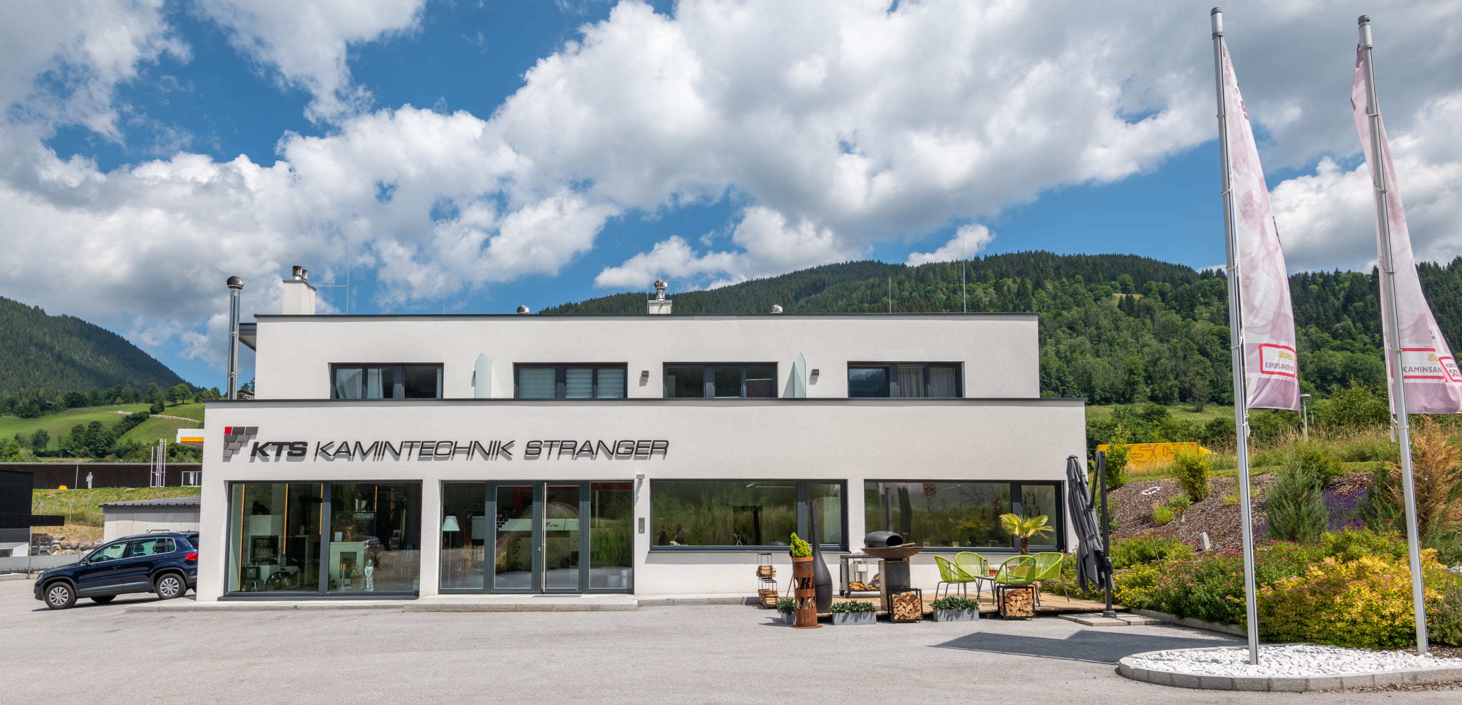 Vorderansicht des Firmengebäudes von KTS Kamintechnik Stranger in Salzburg © Lorenz Masser Fotografie