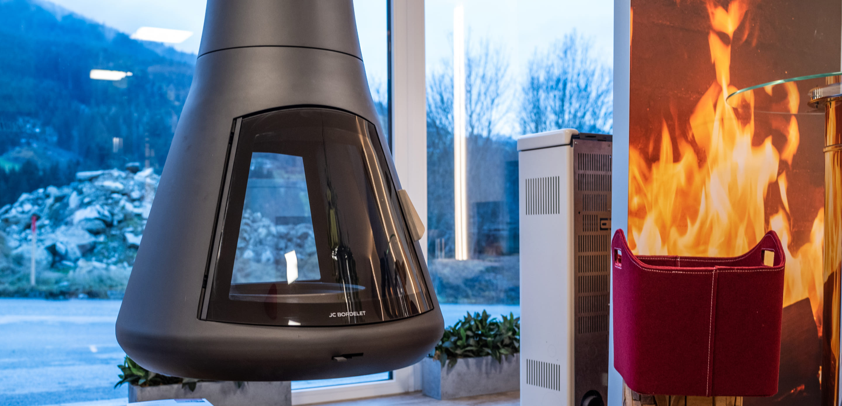 Bei KTS Kamintechnik Stranger gibt es ein umfangreiches Angebot an Designkaminen © Lorenz Masser Fotografie